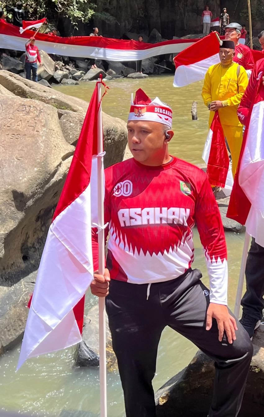 Kapolres Asahan Ikut Kibarkan Bendera Merah Putih di Air Terjun Simonang monang