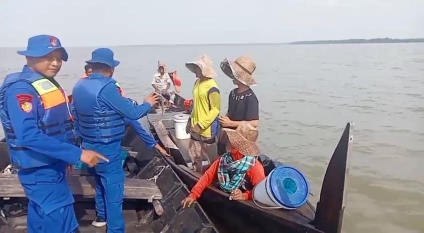 Lumba-Lumba Terdampar di Tambak Kerang Darah Desa Silau Baru Berhasil Diselamatkan