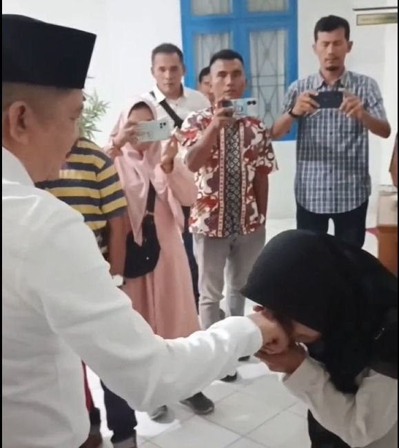 Tersentuh Lihat Perjuangan Mahasiswi, Ketua DPRD Madina Turun Tangan Beri Bantuan