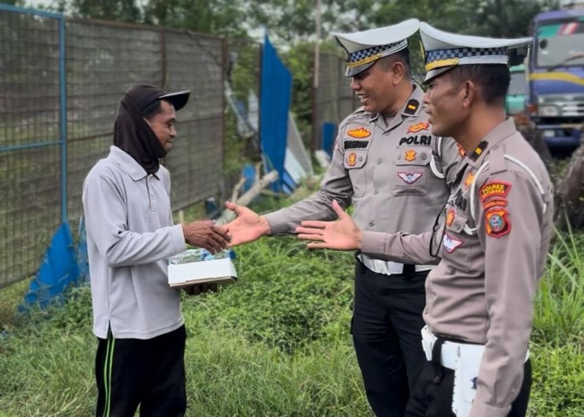 Satlantas Polres Batubara Berbagi Nasi Kotak kepada ODGJ dan Pekerja Jalanan