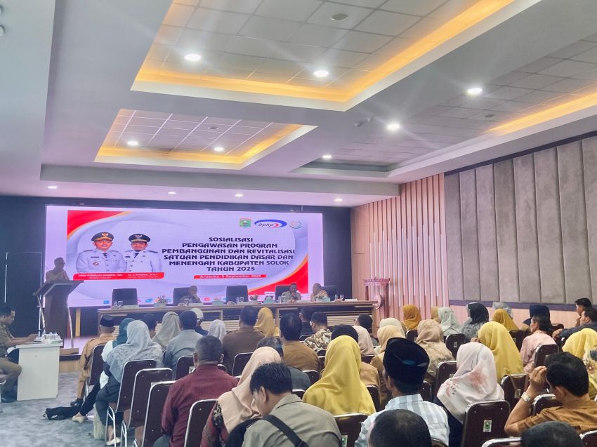 Sekda Medison Membuka Acara Sosialisasi Pengawasan Program Pembangunan Revitalisasi Satdikdasmen di Wilayah Kabupaten Solok.