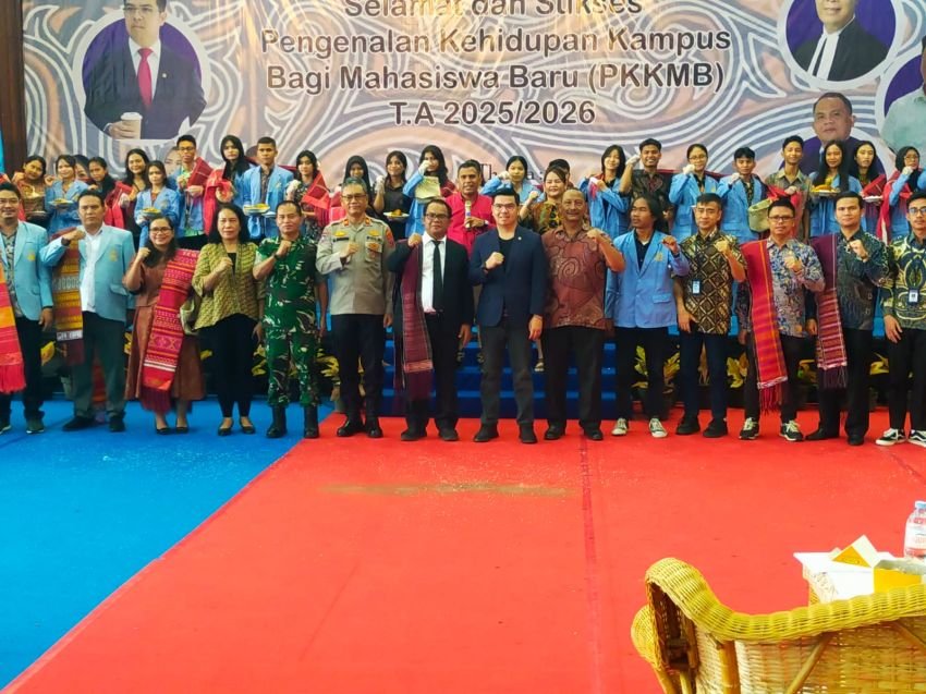 Rektor Universitas HKBP Nommensen Pematangsiantar Dr Muktar B Panjaitan, M.Pd mengukuhkan 738 mahasiswa baru Tahun 2025 dari 3 Fakultas dan 16 Prodi