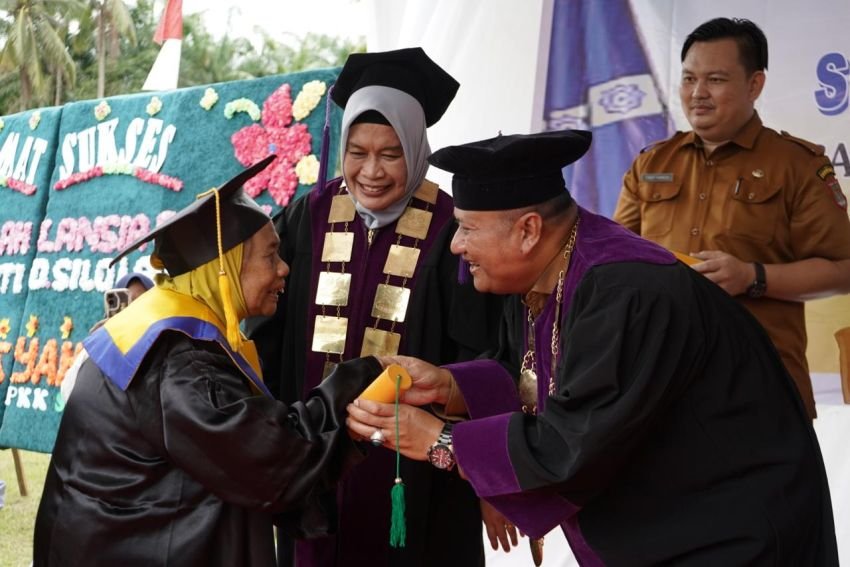 Komitmen Pemkab Asahan Dalam Meningkatkan Kesejahteraan Usia Senja, Wakil Bupati Asahan Wisuda 25 Lansia Sehati
