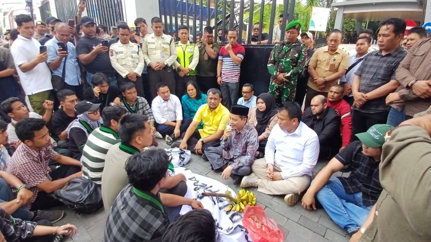 Tiga Pimpinan dan Tujuh Anggota DPRD Medan Temui Massa Aksi HM