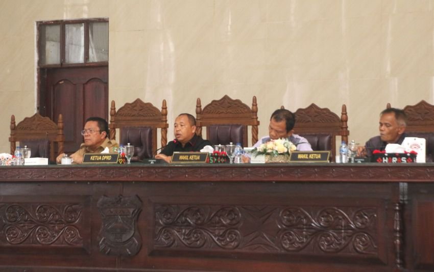 Walikota Rapat Paripurna mendengarkan pemandangan umum tujuh fraksi DPRD yang disampaikan fraksi-fraksi atas Pengantar Nota Keuangan P-APBD TA 2025