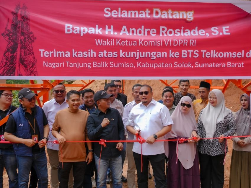 Bupati Solok Bersama Anggota DPR RI Andre Rosiade Resmikan BTS di Nagari Sumiso