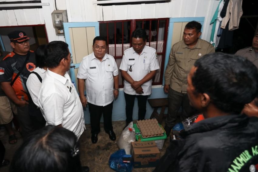 Penyerahan bantuan kepada korban terdampak cuaca ekstrem angin puting beliung yang terjadi Selasa sore