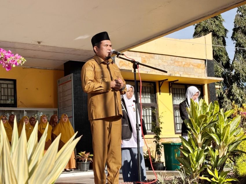 Wakil Bupati Solok Jadi Pembina Upacara di SMAN 2 Sumatera Barat