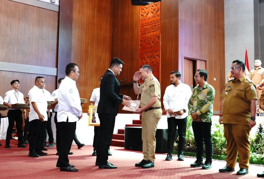 Pemkab.Pakpak Bharat Menerima Apresiasi UHC Atas Keaktifan JKN Dari Gubsu
