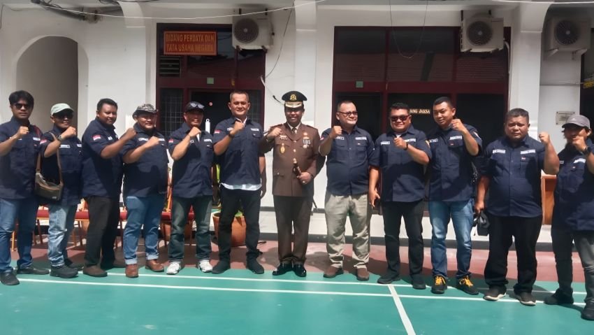 Kejari Asahan Serahkan Baju Uniform FORWAKA Dalam HUT Kejaksaan RI ke 80 Tahun 2025