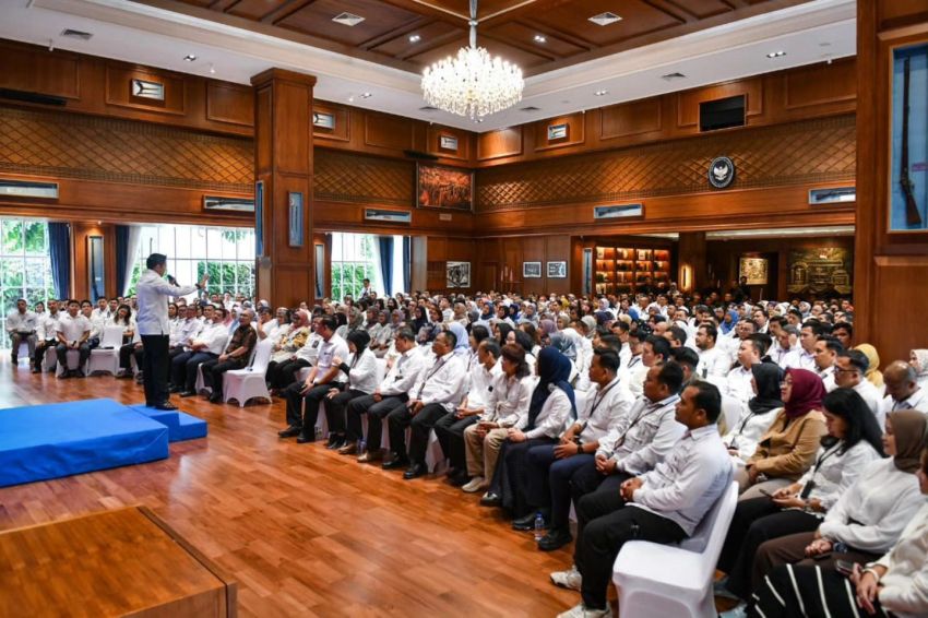 Seskab Teddy Kumpulkan Pegawai di Aula Hoegeng, Titip Pesan Totalitas dan Etika di Medsos