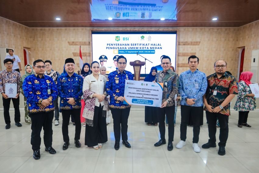 Serahkan Sertifikat Halal Untuk Pelaku UMKM, Rico Waas Berharap Labelisasi Halal jadi Tren untuk UMKM Naik Tingkat