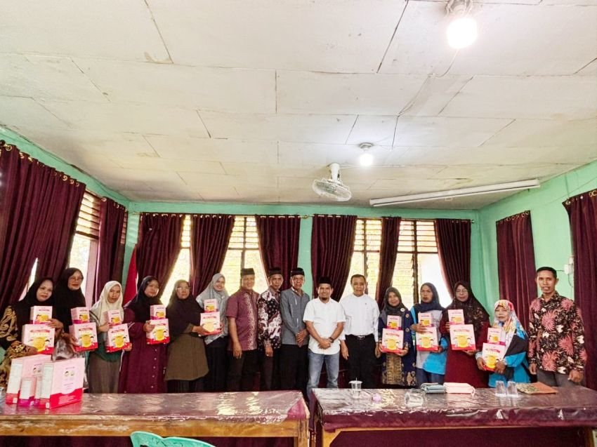 Wakil Bupati Solok Serahkan Bantuan makan Balita Bersama Anggota DPD-RI Muslim Yatim