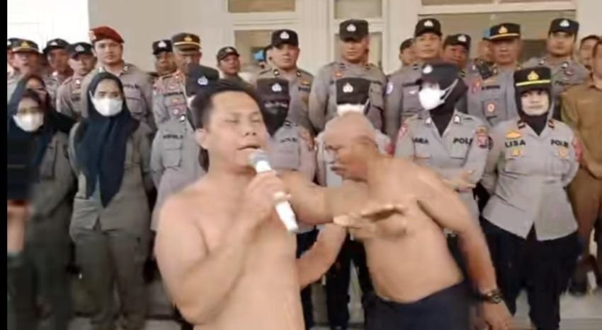 Dua Anggota Dewan Tapsel Buka Baju Saat Demo bersama Warga Angkola Timur & Sipirok Tuntut PT TPL depan Gedung DPRD