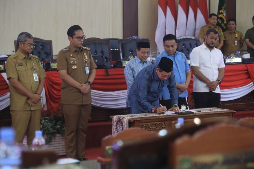 P APBD Kota Medan 2025 Disahkan dengan Pendapatan Daerah Rp 6,96 T, Rico Waas dan DPRD Tandatangani Kesepakatan Bersama