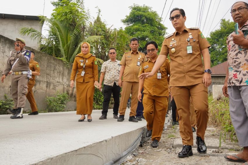 Tinjau Hasil Pembetonan Jalan Pantai Harapan, Rico Waas Minta Bahu dan Badan Jalan Dilandaikan dan Pemasangan Lampu Jalan