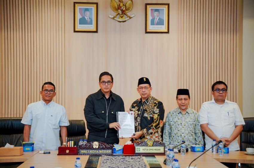 Paripurna DPRD Medan, Rico Waas Ikuti dan Dengarkan Pemandangan Umum Fraksi-fraksi Atas Ranperda Perubahan APBD Secara Daring