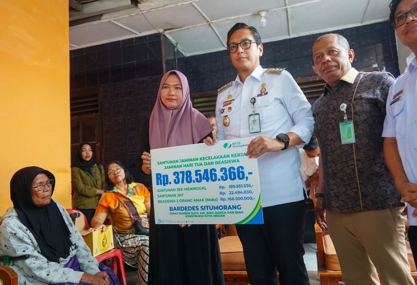 Rasakan Duka Mendalam, Rico Waas Serahkan Santunan Kepada Keluarga Almarhum Pegawai Non ASN Yang Meninggal Akibat Kecelakaan Kerja