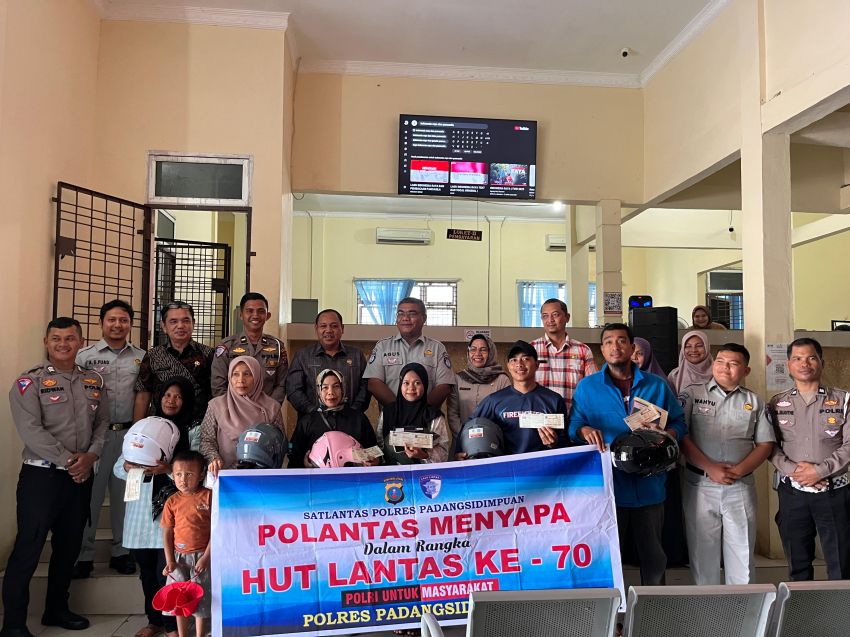 Polres Padangsidimpuan Bagikan Helm SNI ke Wajib Pajak di Momen HUT Lalu Lintas Bhayangkara ke-70