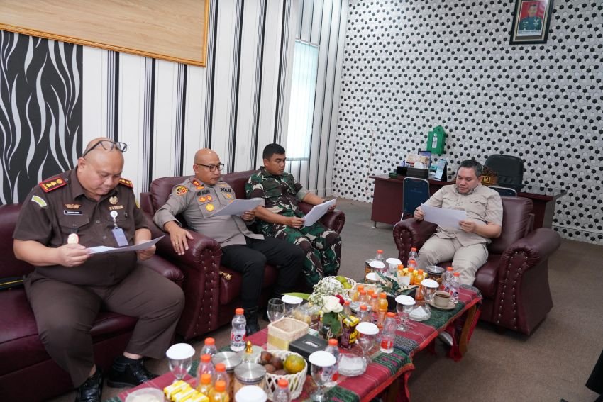 Bupati Pakpak Bharat Pimpin Rapat Bersama Forkopimda