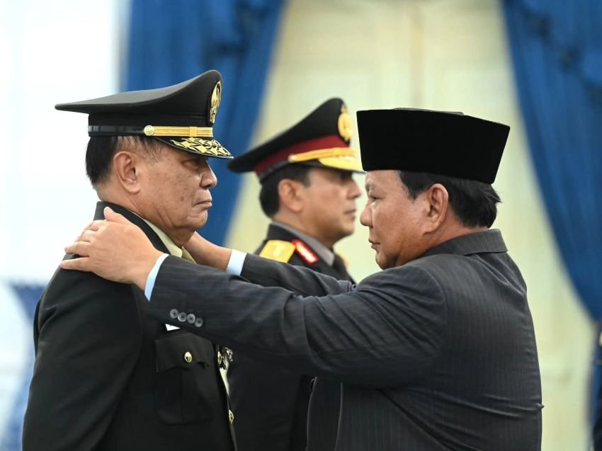 Presiden Prabowo Anugerahkan Pangkat Kehormatan kepada Djamari Chaniago dan Ahmad Dofiri
