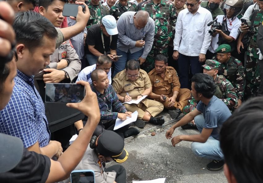 Wali Kota bersama Forkopimda rela duduk bersama massa pengunjukrasa di depan Gedung DPRD