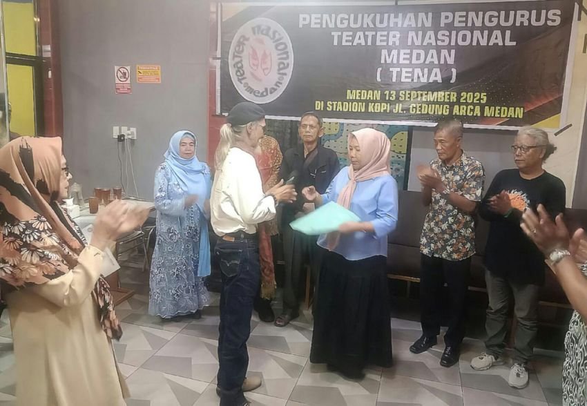 S Handono Hadi Kukuhkan Pengurus Teater Nasional Medan.