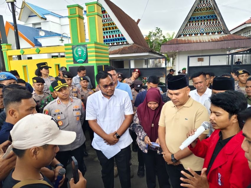 Aliansi GMNI Gelar Unjukrasa Damai  di DPRD Padangsidimpuan