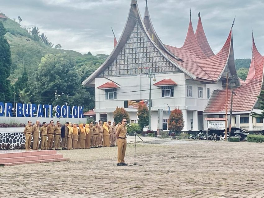 Ricky Carnova, Menjadi Pembina Apel Pagi di Halaman Kantor Bupati Solok.