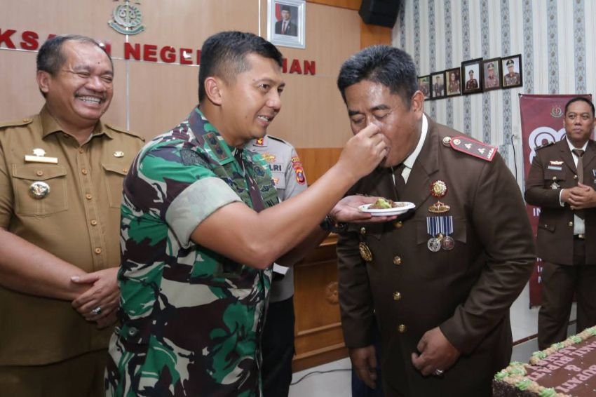 Dandim 0208 Asahan Bersama Forkopimda Beri Kejutan HUT Ke-80 Kejaksaan RI di Kejari Asahan