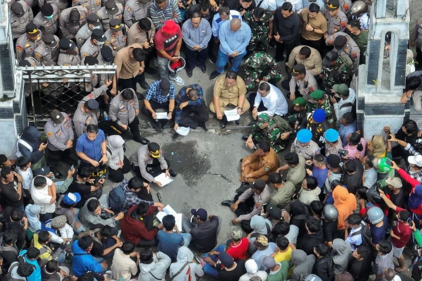 Wali Kota bersama Forkopimda rela duduk bersama massa pengunjukrasa di depan Gedung DPRD