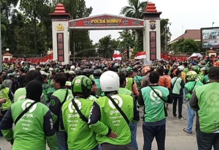 Unjuk Rasa di Markas Polda Sumut Ratusan Ojol Minta Keadilan Soal Kematian Affan, Kapolda Sumut Janji Akan Sampaikan Aspirasi ke Pusat