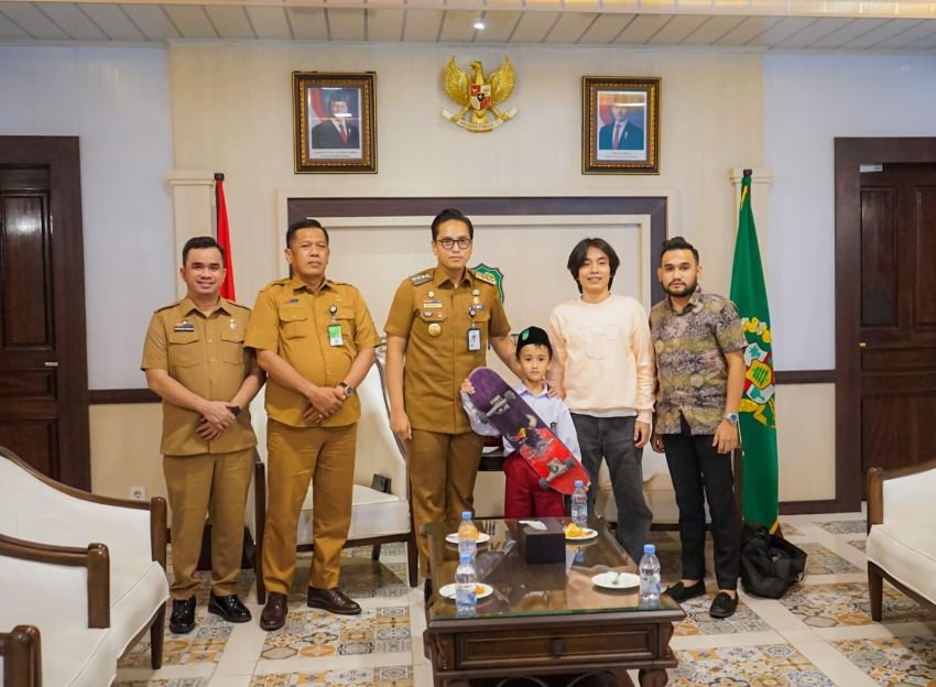 Tampilkan Kemahiran Bermain Skateboard Dihadapan Wali Kota Medan, Rico Waas Yakin Yazeed Mampu Ukir Prestasi di Kancah Internasional