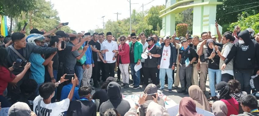 Puluhan Massa Gelar Aksi Damai ke DPRD T. Tinggi