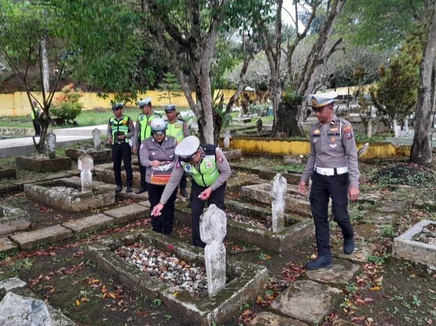 Ziarah dan Tabur Bunga di TMP Bahagia, Sat Lantas Polres Padangsidimpuan Peringati HUT Lalu Lintas Bhayangkara ke-70