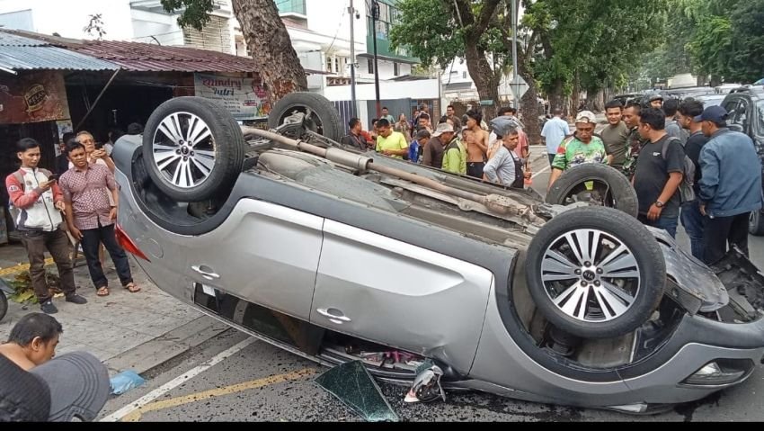 Kecelakaan Tunggal Mobil Sedan KIA, BK 1527 OD Terguling di Jalan Putri Hijau Medan.