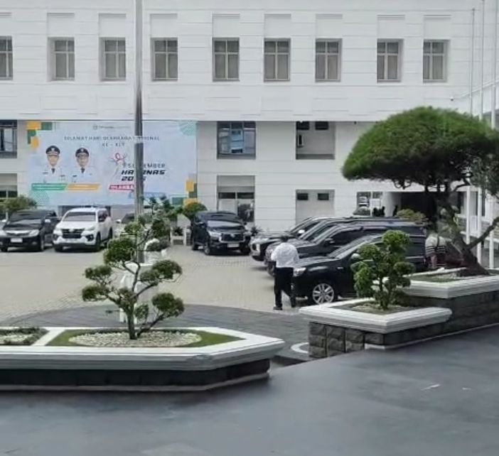 Mantan PJ Bupati Langkat "Ngacir" Dihadiahi Pertanyaan Wartawan di Pemprov Sumut