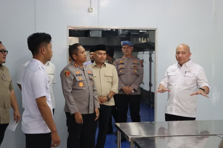 Dukung Peningkatan Ekonomi Lokal, Anggota DPR RI Sabam Rajagukguk Kunjungi SPPG Polres Padangsidimpuan