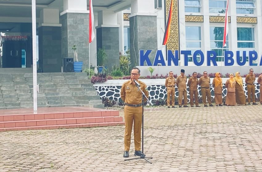 Apel Pagi Sekda Medison Ingatkan Kedisiplinan dan Konsistensi dalam Melayani Masyarakat