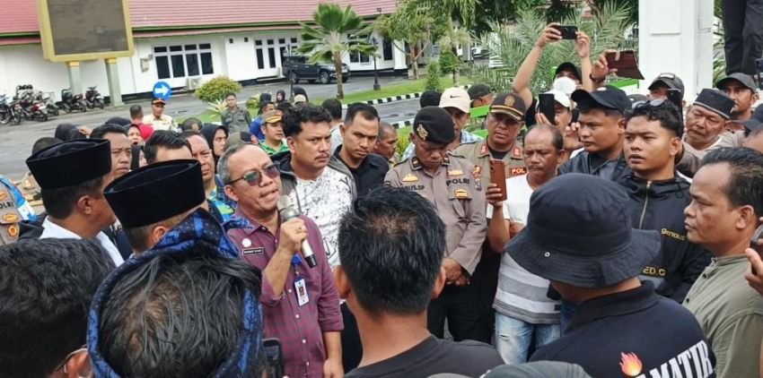 Kasus OTT 4 Aktivis Kian Panas, Massa Ungkap Fakta Kebenaran, Sekda Padangsidimpuan : ASN Harus Menjadi Contoh
