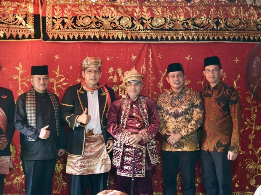 Bupati Solok Hadiri Acara Batagak Gala Datuak Pangulu Kaum Suku Koto di Nagari Saniang Baka