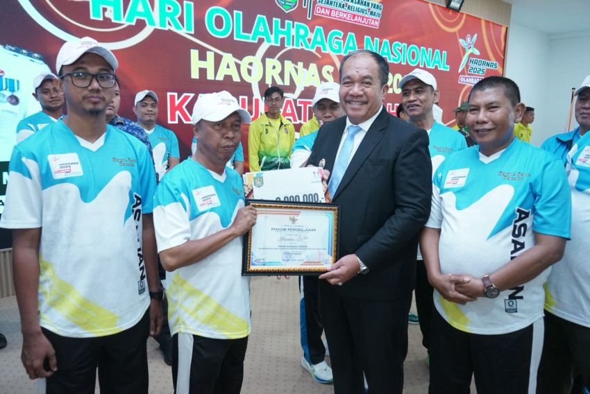 Bupati Asahan Serahkan Penghargaan Kepada Insan Olahraga Berprestasi PON Aceh-Sumut 2024