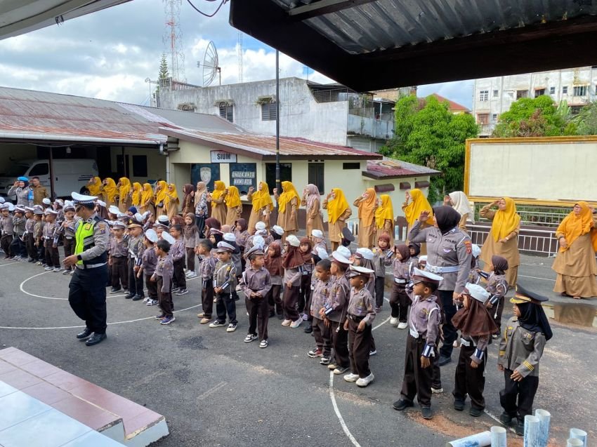 Polisi Sahabat Anak: Sat Lantas Polres Padangsidimpuan Tanamkan Kesadaran Lalu Lintas Sejak Usia Dini