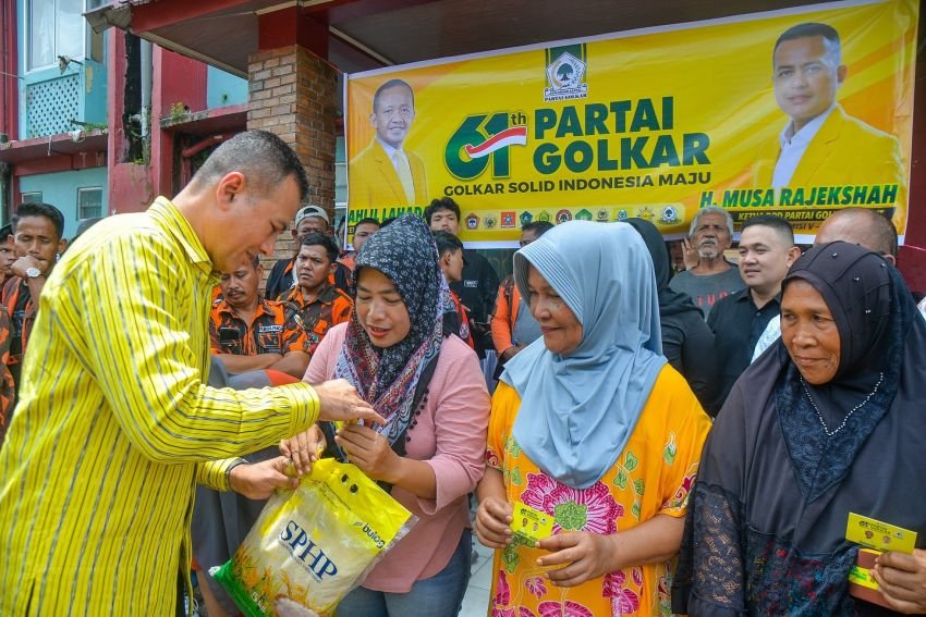 Dr. H. Musa Rajekshah Gelar Bakti Sosial di Rusunawa Seruwai, Rayakan HUT ke-61 Partai Golkar dengan Kepedulian Nyata