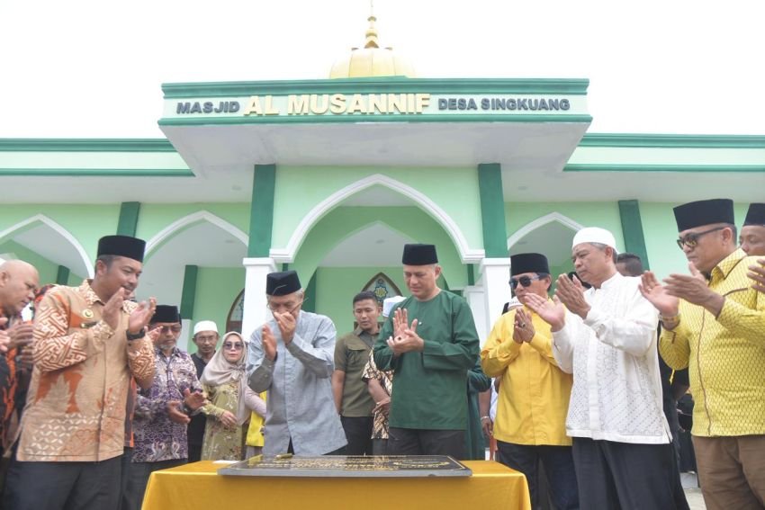 Resmikan Dua Masjid di Madina, Ijeck Kenang Kali Pertama Datang Bersama Alm Haji Anif