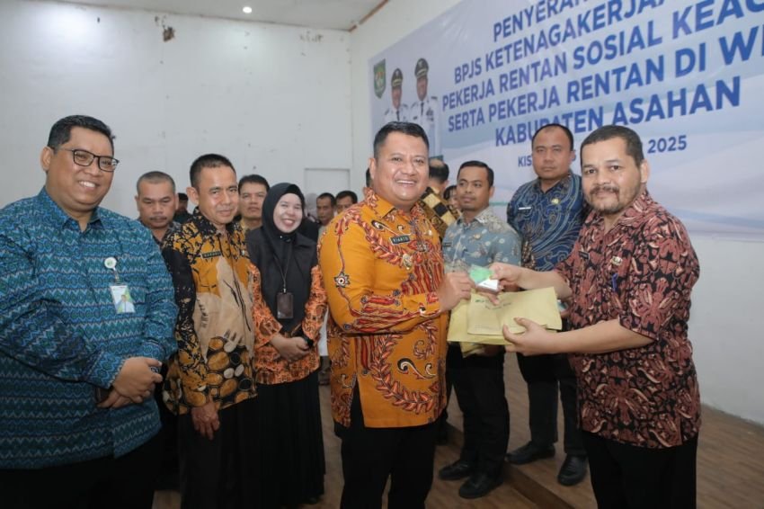 4.900 Pekerja Rentan di Asahan Terima Kartu BPJS Ketenagakerjaan Dari Wabup