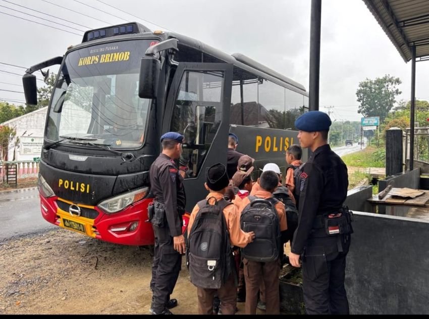 Wujud Kepedulian Polri! Brimob Polda Sumut Antar Jemput Anak Sekolah di Tapanuli Selatan