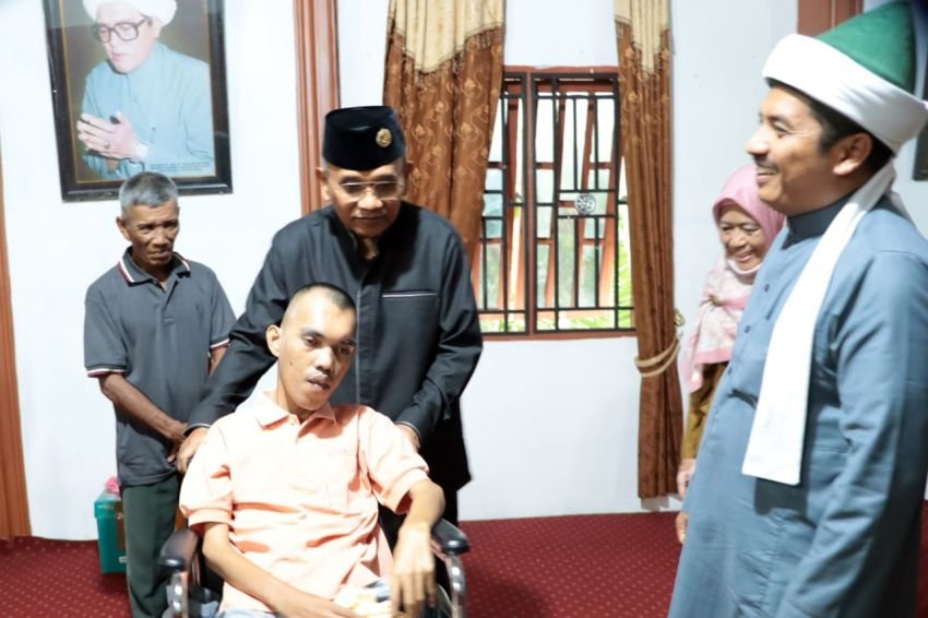 Ulurkan Tangan Kemanusiaan, Bupati Simalungun Bantu Kursi Roda untuk Jayaman Rajagukguk