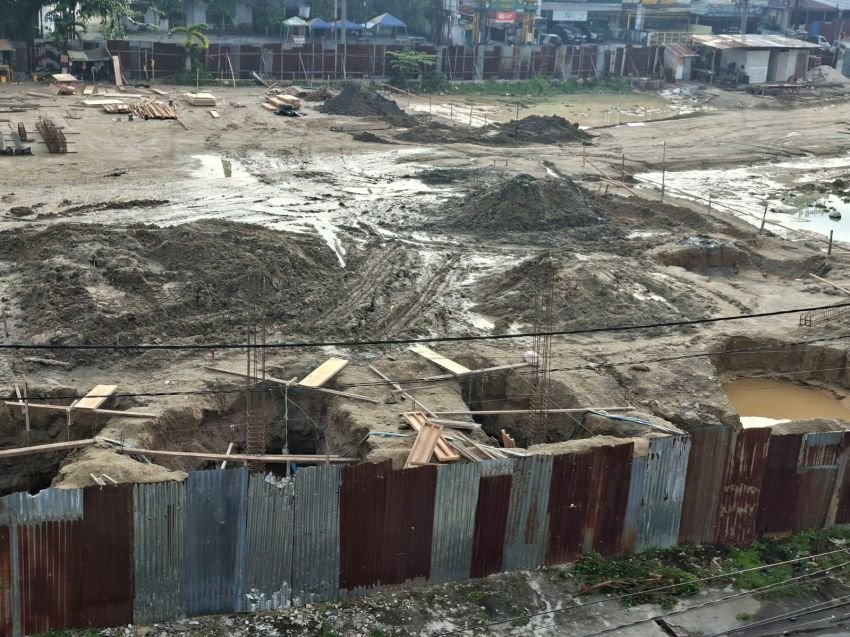 Tak Punya PBG, Warga Keluhkan Pembangunan di Lahan Eks Gedung Hotel Garuda Plaza