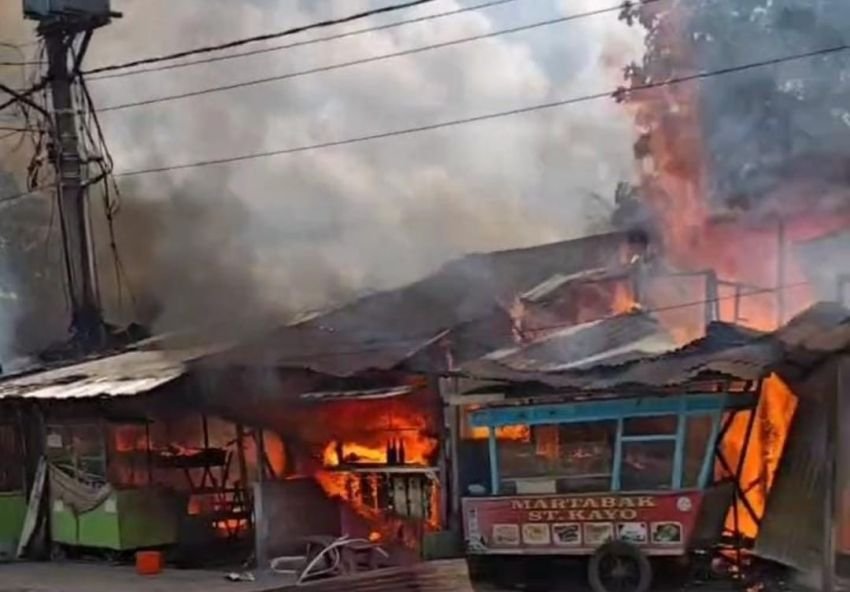 9 Unit Kios Pedagang di Pasar VII Marindal Ludes Terbakar